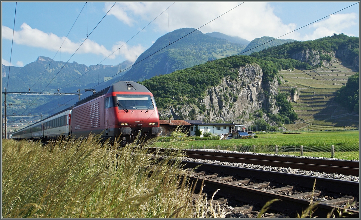 Die SBB Re 460 017-7 mit einem IR nach Brig kurz nach Aigle.
27. Mai 2015 