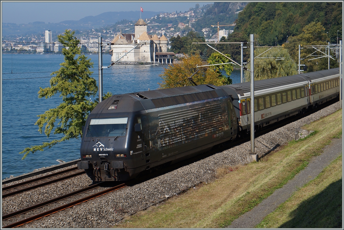 Die SBB Re 460 023-5 beim Château de Chillon.
1. Okt. 2015