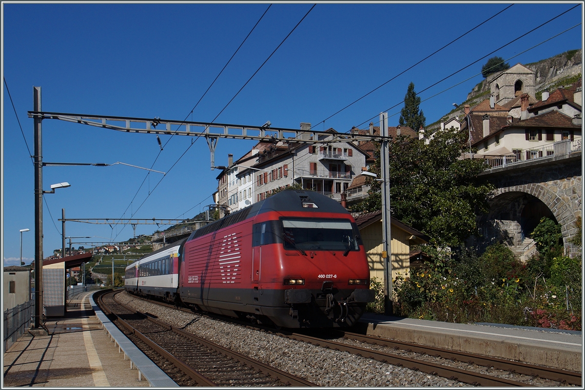 Die SBB Re 460 027-6 mit einem IR in St-Saphorin.
4. Okt. 2015