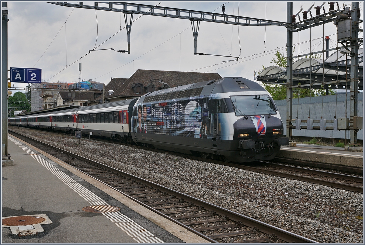 Die SBB Re 460 028-4 wirbt mit der  alten  Uniform fürs Personal.
Vevey, den 28. April 2017 