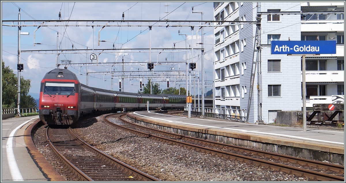 Die SBB Re 460 030-0 erreicht mit ihrem IR Zürich HB - Locarno Arth Goldau.
20. Sept. 2015