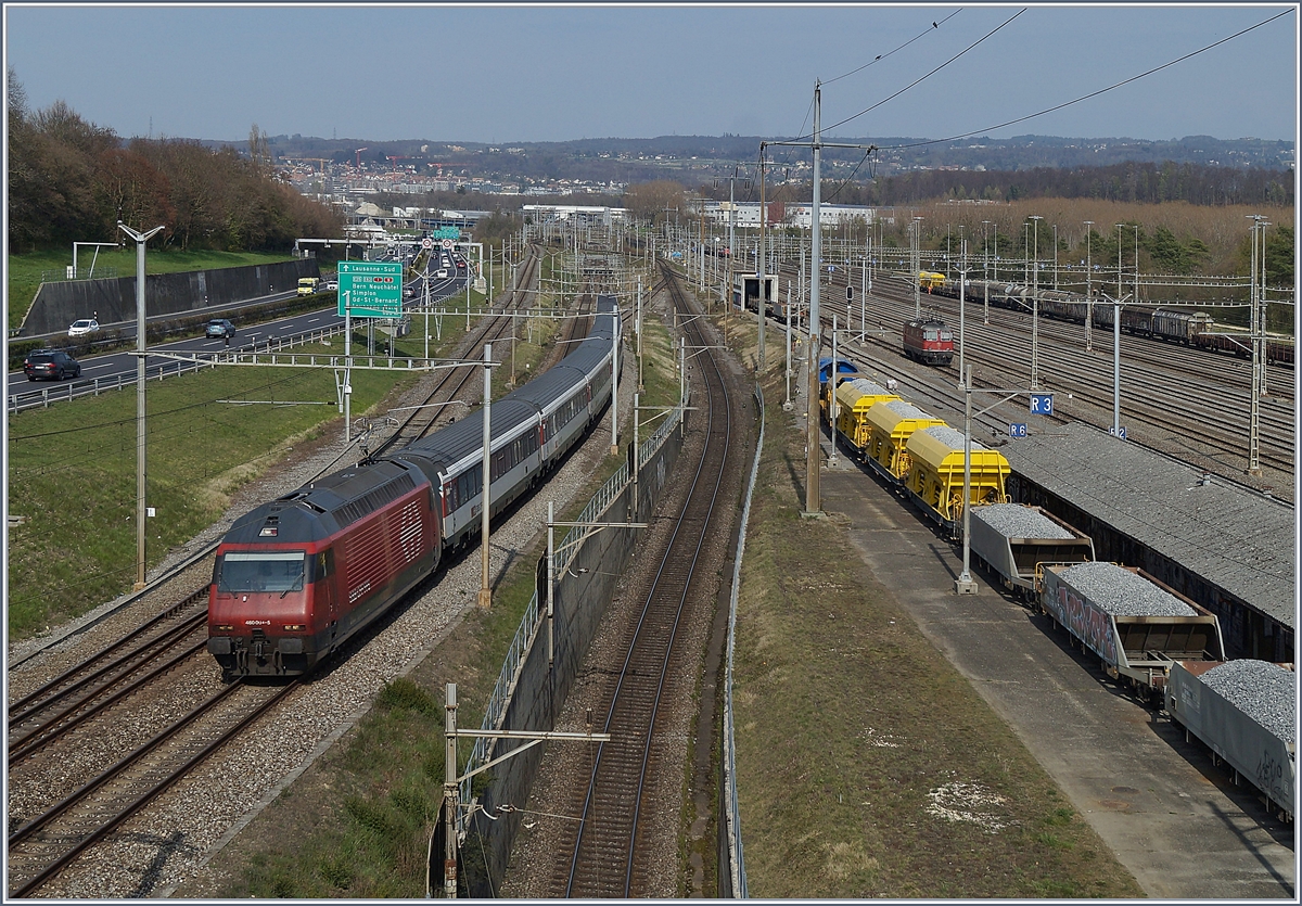 Die SBB Re 460 032-6 mit einem IR90 nach Genève bei Lonay-Preveranges.

2. April 2019