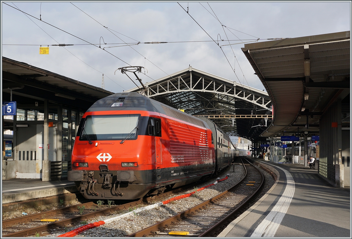 Die SBB Re 460 033-4 als Schublok eines IC1 beim Halt in Lausanne. 

4. Juli 2021