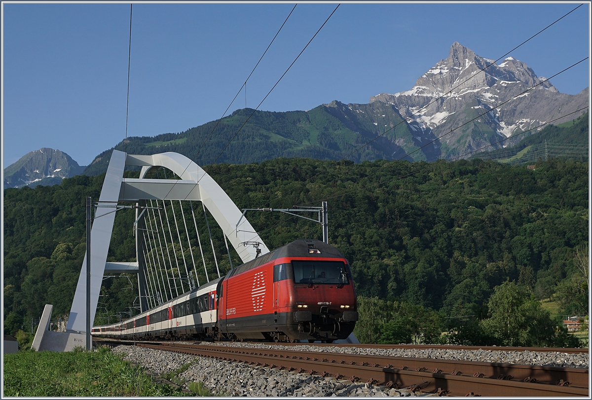 Die SBB Re 460 036-7 überquert mit ihrem IR90 zwischen St-Maurice und Bex die Rhône. 

25. Juni 2019