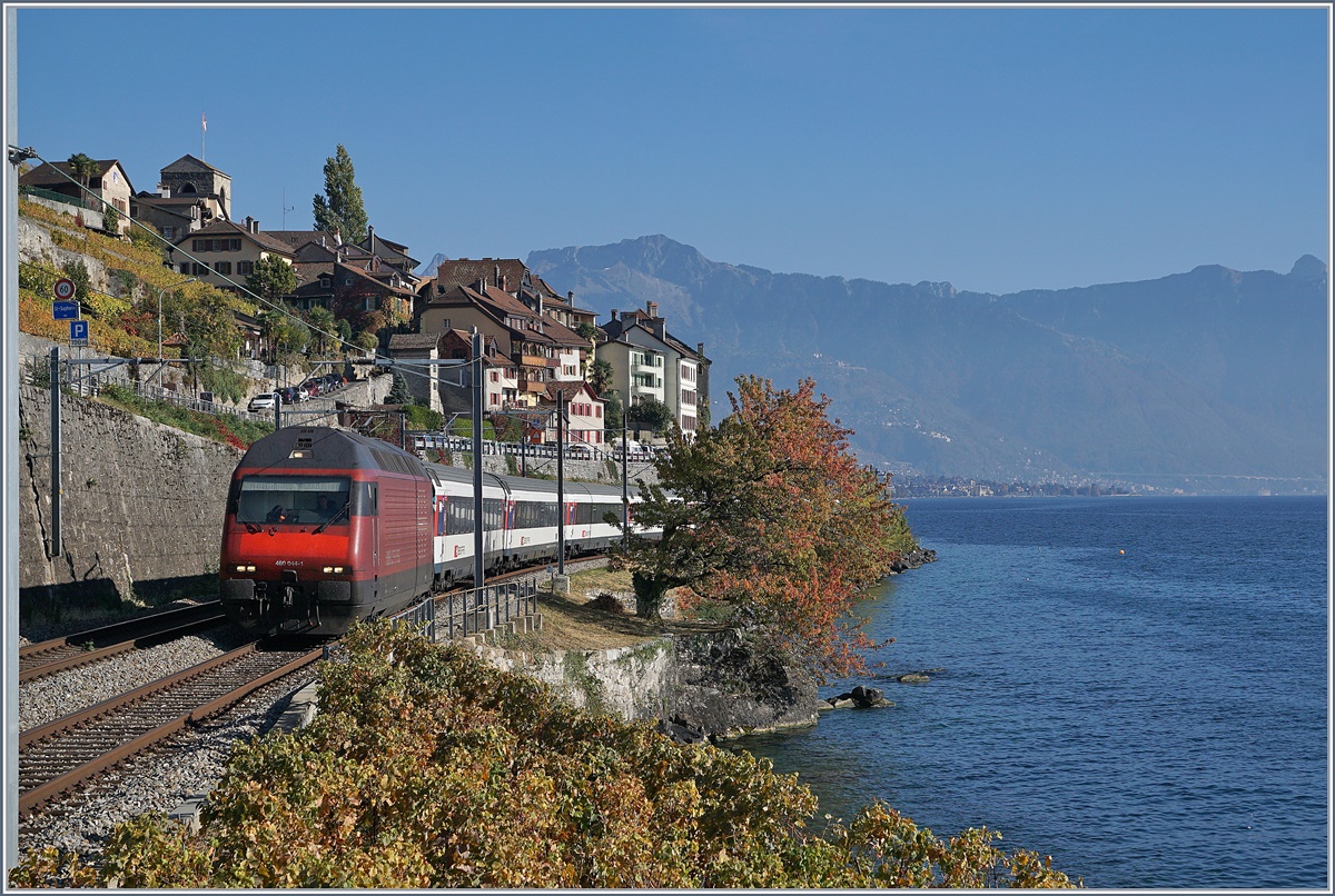 Die SBB Re 460 044-1 ist mit einem IR bei St-Saphorin auf der Fahrt nach Genève Aéroport. 

25. Okt. 2018