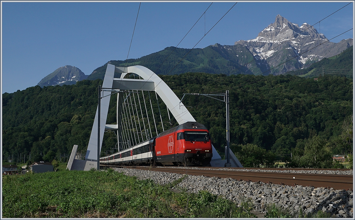 Die SBB Re 460 044-9 mit einem IR nach Genève Aéroport kurz vor Bex.

25. Juni 2019