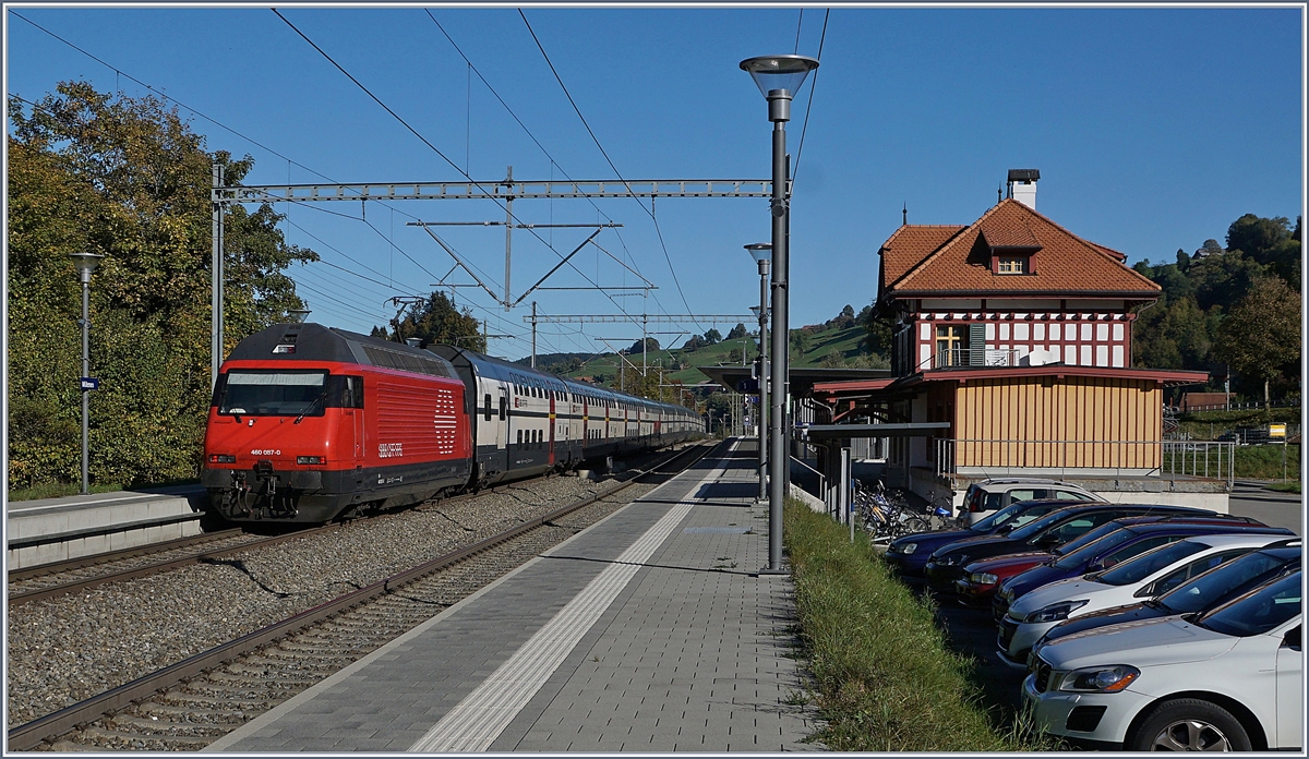 Die SBB Re 460 067-0 fährt mit einem IC Richtung Bern in Mülenen durch. 

10. Okt. 2018