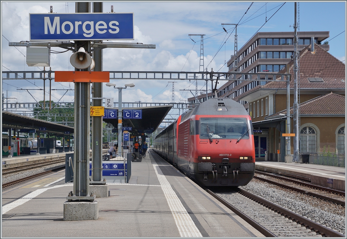 Die SBB Re 460 072-2 fährt mit einem IC1 durch den Bahnhof von Morges. 

2. August 2021