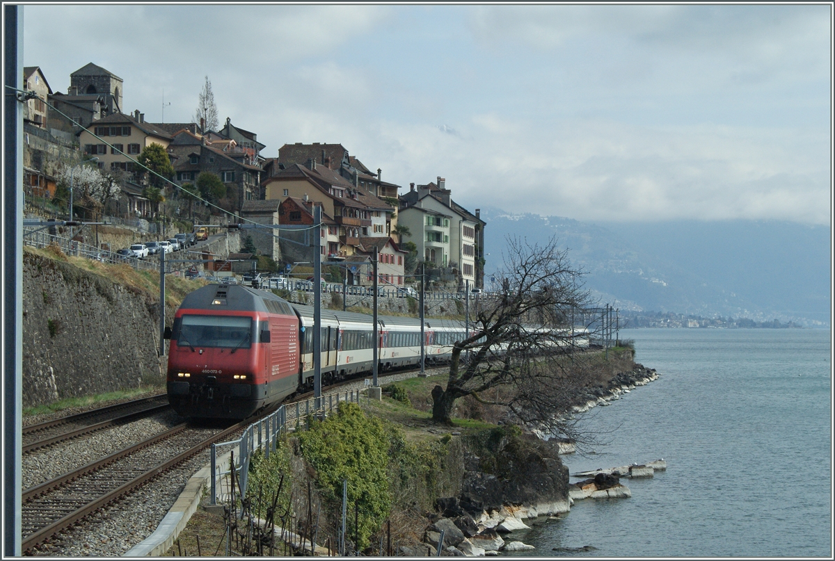 Die SBB Re 460 073-0 am wenig frühlingshaften Genfersee bei St-Saphorin.
22. März 2015