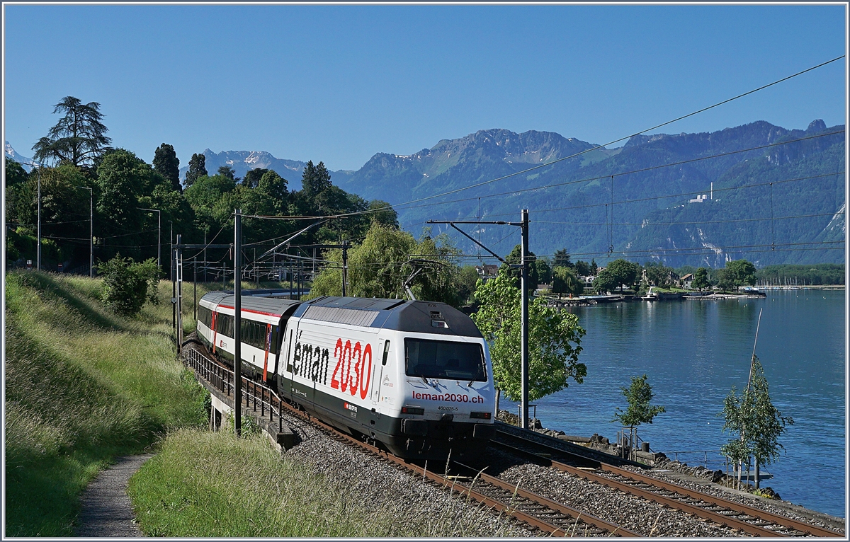 Die SBB Re 460 075-5  Léman 2030  wirbt für die Verbesserungen im Genferseegebiet, wobei die Arbeiten noch bis 2030 dauern werden. 

Die SBB Re 460 075-5 ist mit ihrem IR90 kurz vor Villeneuve auf dem Weg in Richutng Brig. 

21. Mai 2020