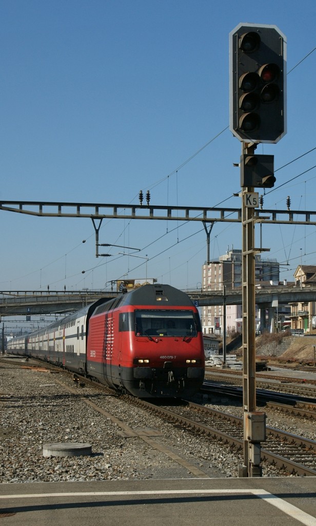 Die SBB Re 460 079-7 fhrt mit einem IC nach St.Gallen durch Renens VD.
2. Mrz 2012