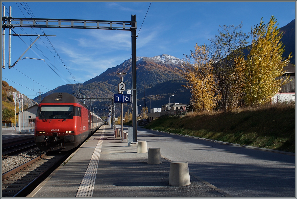 Die SBB Re 460 079-7 trifft mit einem IR von Brig nach Genève Aéroport in Leuk ein. 

26. Okt. 2015