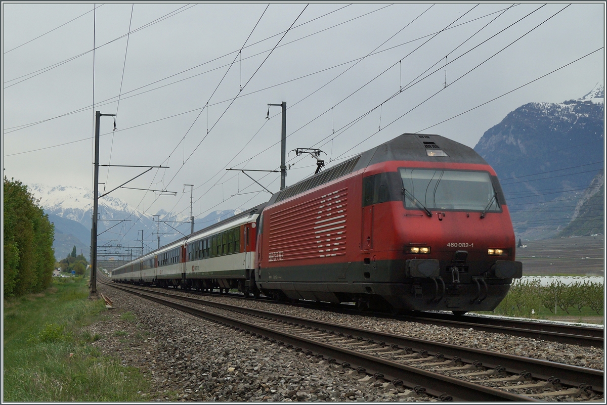 Die SBB Re 460 082-1 auf dem langen geraden Streckenabschnitt bei Ardon.
18. April 2014