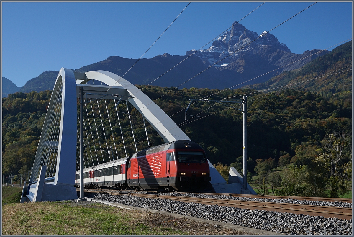 Die SBB Re 460 083 überquert mit ihrem IR die neue Rhone Brücke bei Massogex. 
11. Okt. 2017