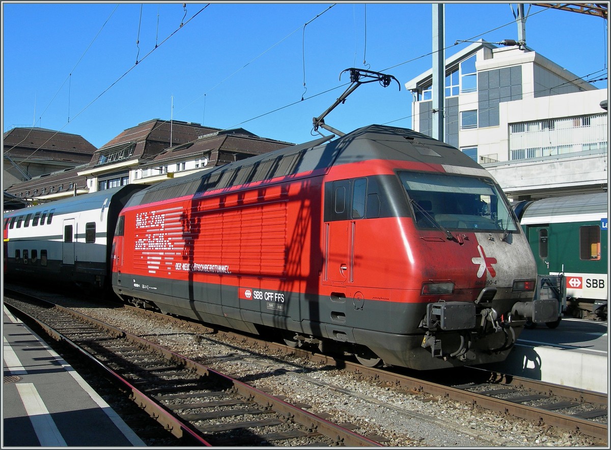 Die SBB Re 460 090-4 war fürs Wallis und die Reise dorthin durch den Lötschbergbasis Tunnel. 
Lausanne, den 2. Nov. 2006