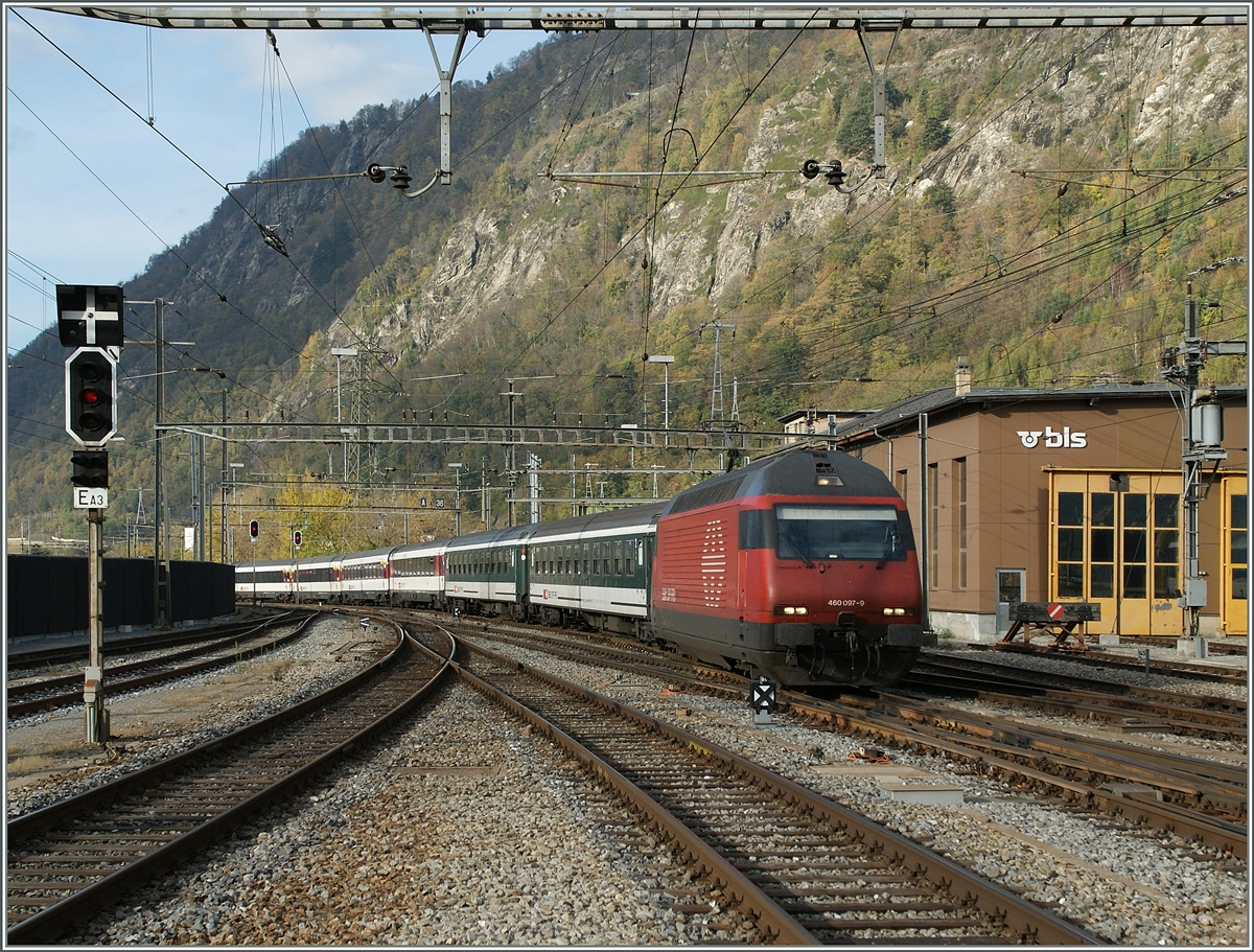 Die SBB Re 460 097-9 erreicht mit einem IR Brig.
31.10.2013