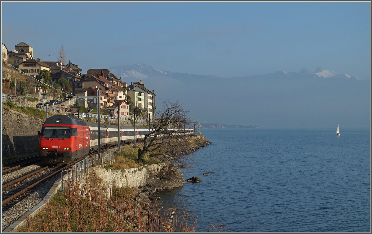 Die SBB Re 460 099-5 mit einem IR von Brig nach Genève Aéroport bei St-Saphorin.
8. Dez. 2015