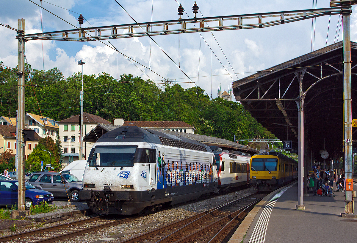 
Die SBB Re 460 101- 9 Magic Ticket muss am 25.05.2012 im Bahnhof Vevey einen RBDe 560 DOMINO abschleppen. 

Rechts auf Gleis 5 steht der  Train des Vignes   (SBB RBDe 560 131-5 mit Steuerwagen Bt 50 85 29-35 931-9), in dieser Zugskomposition und Lackierung hier schon kurz vor seinem aus.