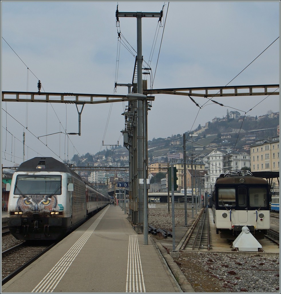 Die SBB Re 460 105-0 beäugt etwas skeptisch das neue MOB Farbkonzept, welchem das bunte  Bipperlisi  Be 4/4 1007 als erstes zum Opfer fiel.
Montreux, den 15. März 2015