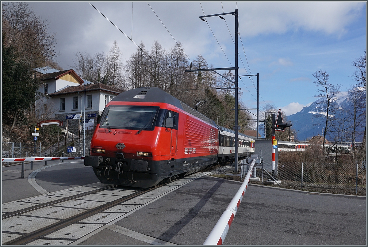 Die SBB Re 460 110 (UIC 91 85 4 460 110-0 CH-SBB) mit ihrem IC61 1070 nach Basel SBB den Bahnhof von Interlaken Ost verlassen, die Aare überquert und fährt nun an der Talstation der Harder Standseil Bahn in Richtung Interlaken West.

17. Februar 2021