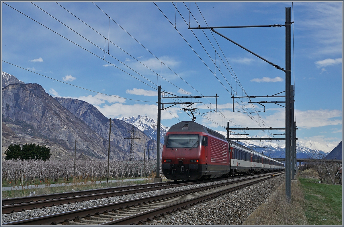 Die SBB Re 460 111-8 schieb bei Saxon einen IR durch Rohnetal Richtung Brig.
4. April 2018