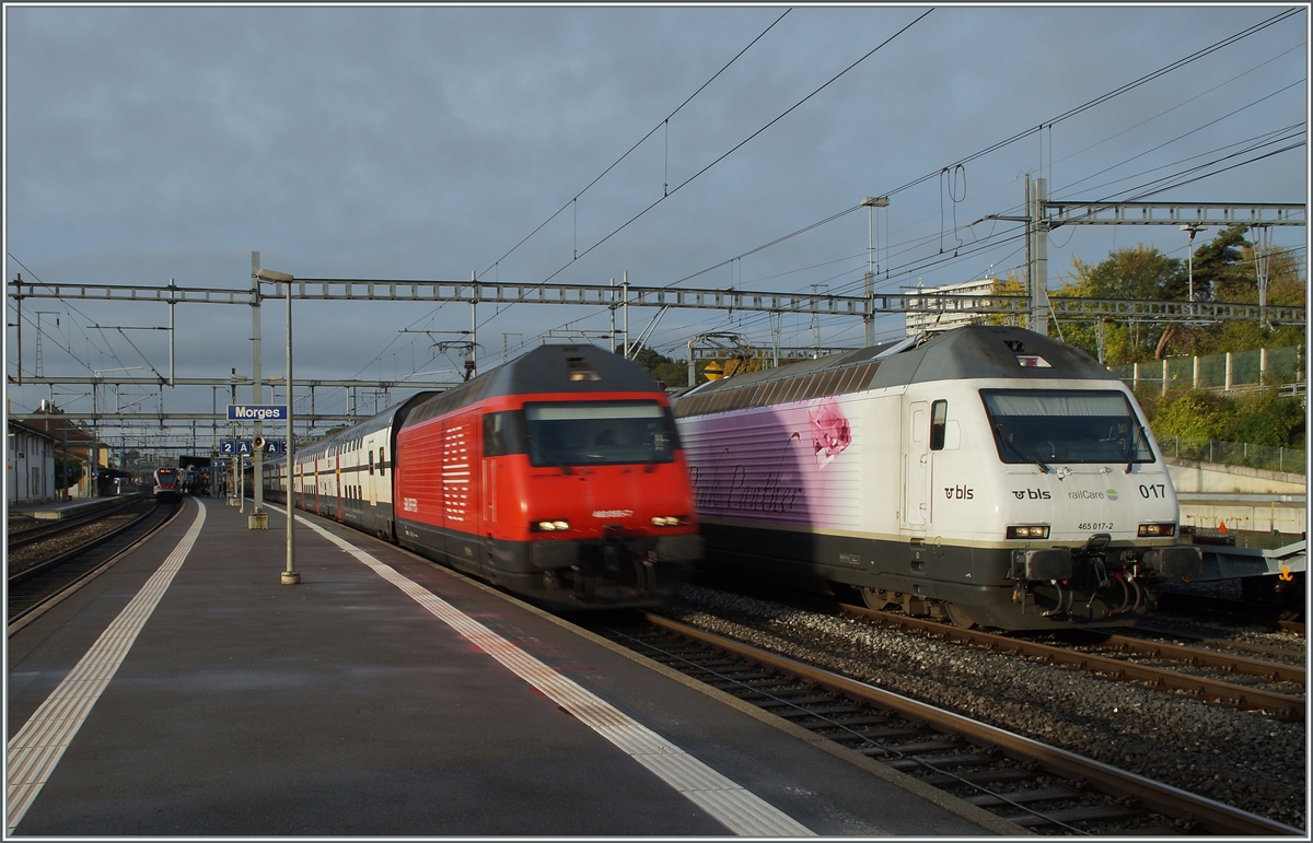 Die SBB Re 460 (bewegunsunscharf) überholt mir hoher Geschwindigkeit die BLS Re 465. 
Morges, den 15. Okt 2014