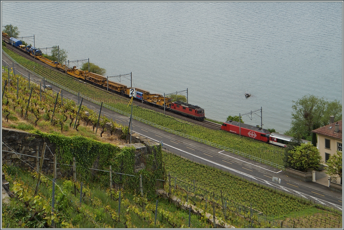 Die SBB Re 460 mit ihrem IR 1413 nach Brig begegnet bei Le Dézaley einem Güterzug.
8. Mai 2014