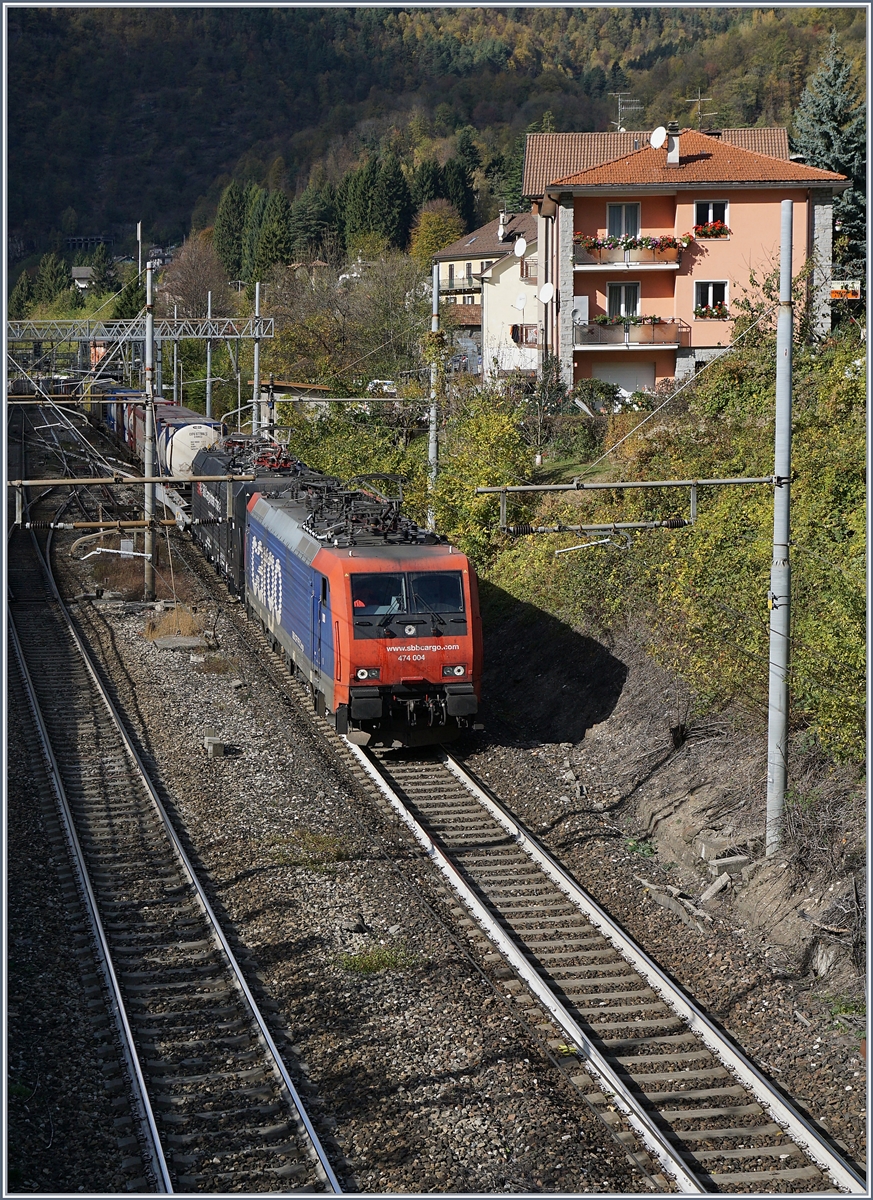 Die SBB Re 474 004 und eine 189 fahren bei Varzo mit einem Güterzug südwärts.
27. Okt. 2017