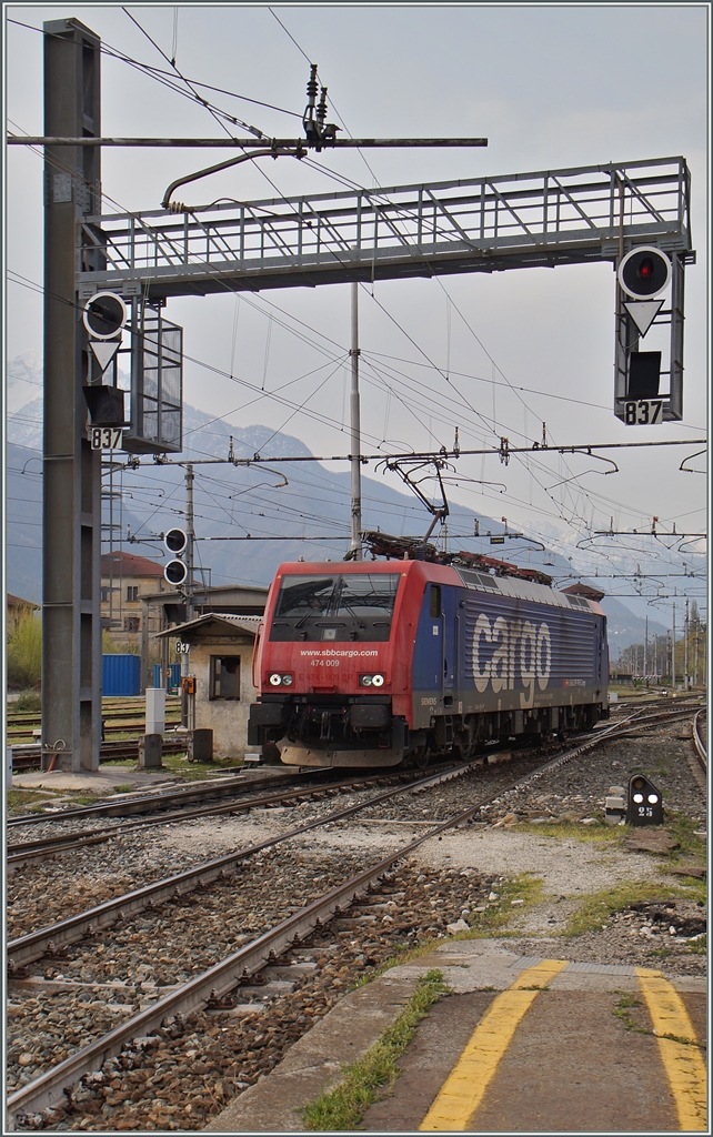 Die SBB Re 474 009 in Domodossola. 11. April 2015