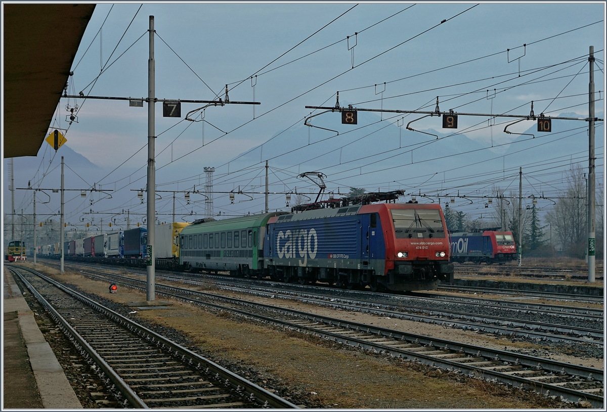 Die SBB Re 474 012 mit einer RoLa in Domodossola.
31.01.2017