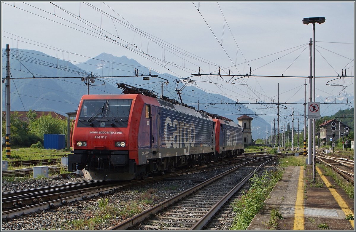 Die SBB Re 474 017 und 003 rangieren in Domodossola.
13. Mai 2015