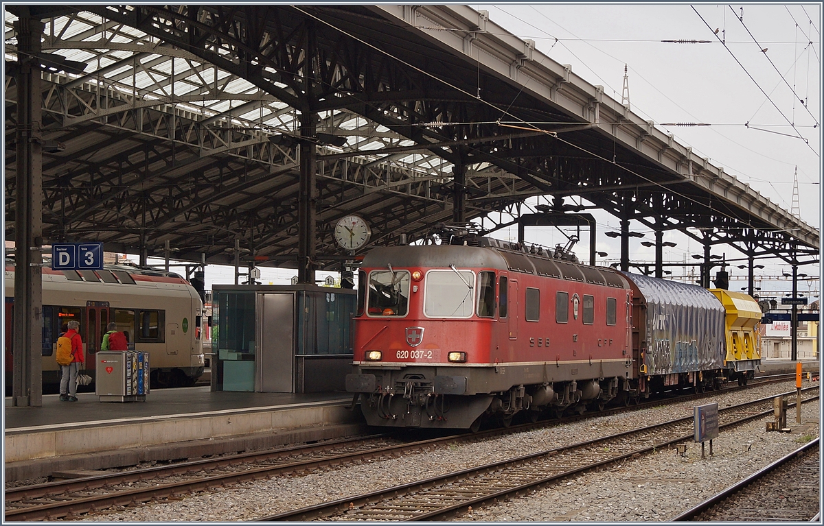 Die SBB Re 620 037-2  Sonceboz-Sombeval  fährt mit einem sehr kurzen Güterzug in Lausanne durch.

29. April 2020