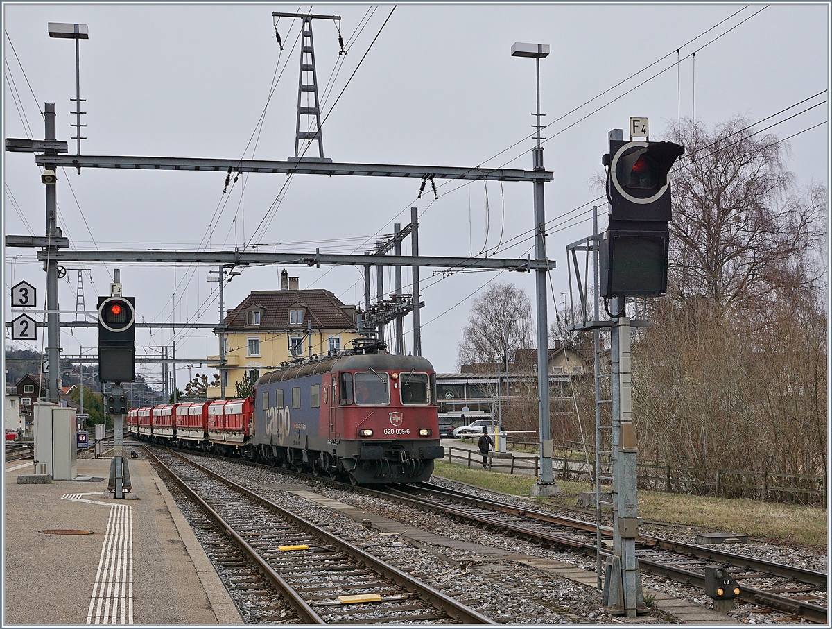 Die SBB Re 620 059-6 erreicht mit einem Kieszug St.Margrethen.

14. Mrz 2019