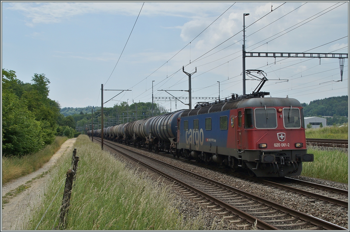 Die SBB Re 620 061-2 bei Vufflens la Ville.
03. Juni 2014