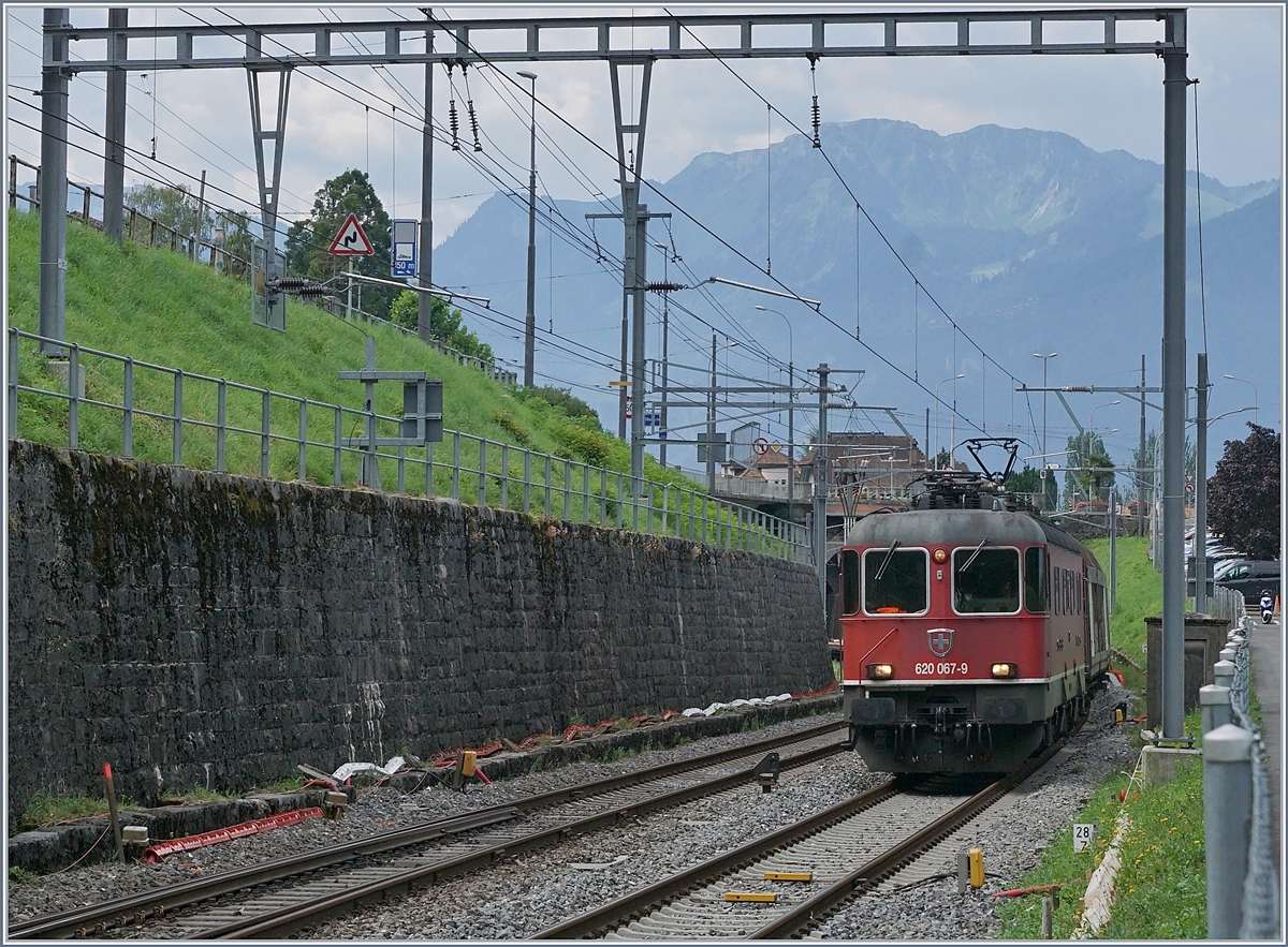 Die SBB Re 620 067-9 mit ihre  Novelis  Gterzug von Sierre nach Gttingen bei Villeneuve. 

8. Juli 2019