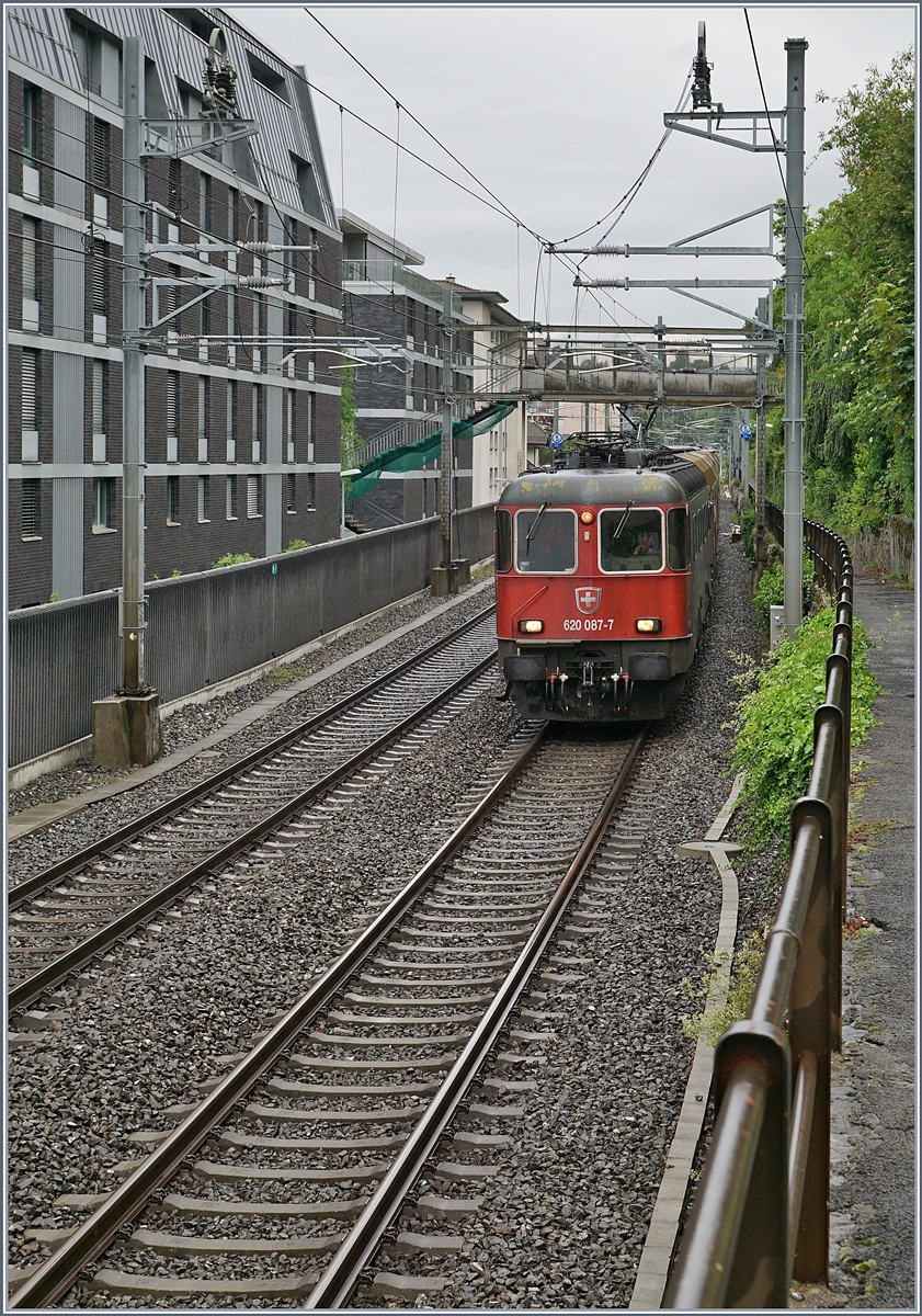 Die SBB Re 620 087-7  Bischofszell  erreicht mit einem Gterzug in Krze Montreux.

5. Masi 2020