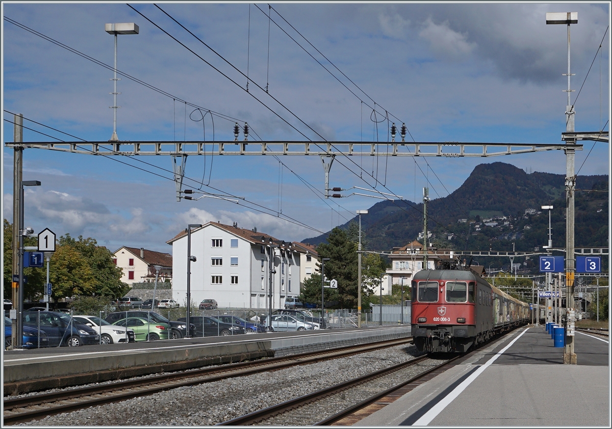 Die SBB Re 6/6 11608 (Re 520 008-3)  Wetzikon  fhrt mit einem Gterzug in Villeneuve durch. 

12.10.2020