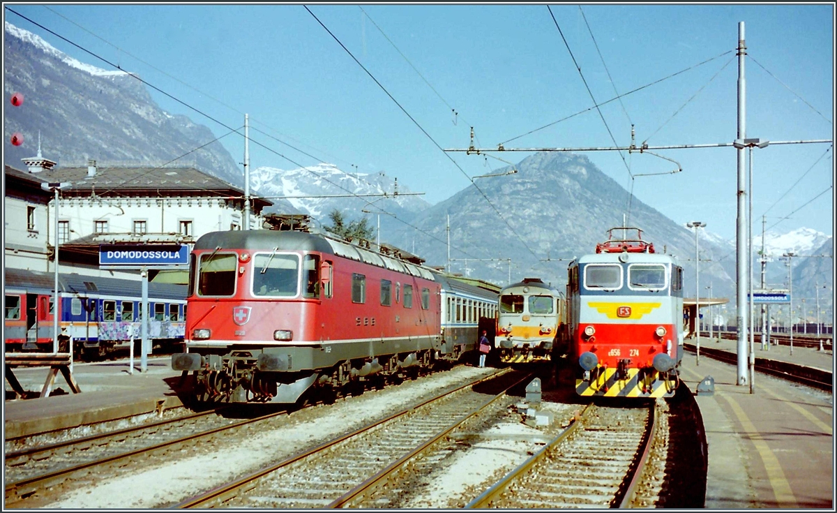 Die SBB Re 6/6 11634 ist mir ihrem EC in Domodossola eingetroffen und wird in der Folge von einer FS Gleichstromlok abgelöst werden.

März 1998