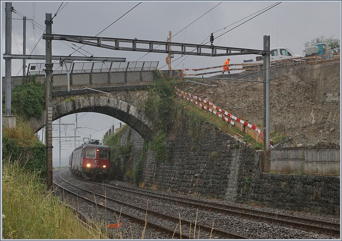 Die SBB Re 6/6 11634 (Re 620 034-9)  Aarbrug Oftringen mit einem Gterzug Richtung Villeneuve bei der Durchfahrt in Cully.

3. Aug. 2020