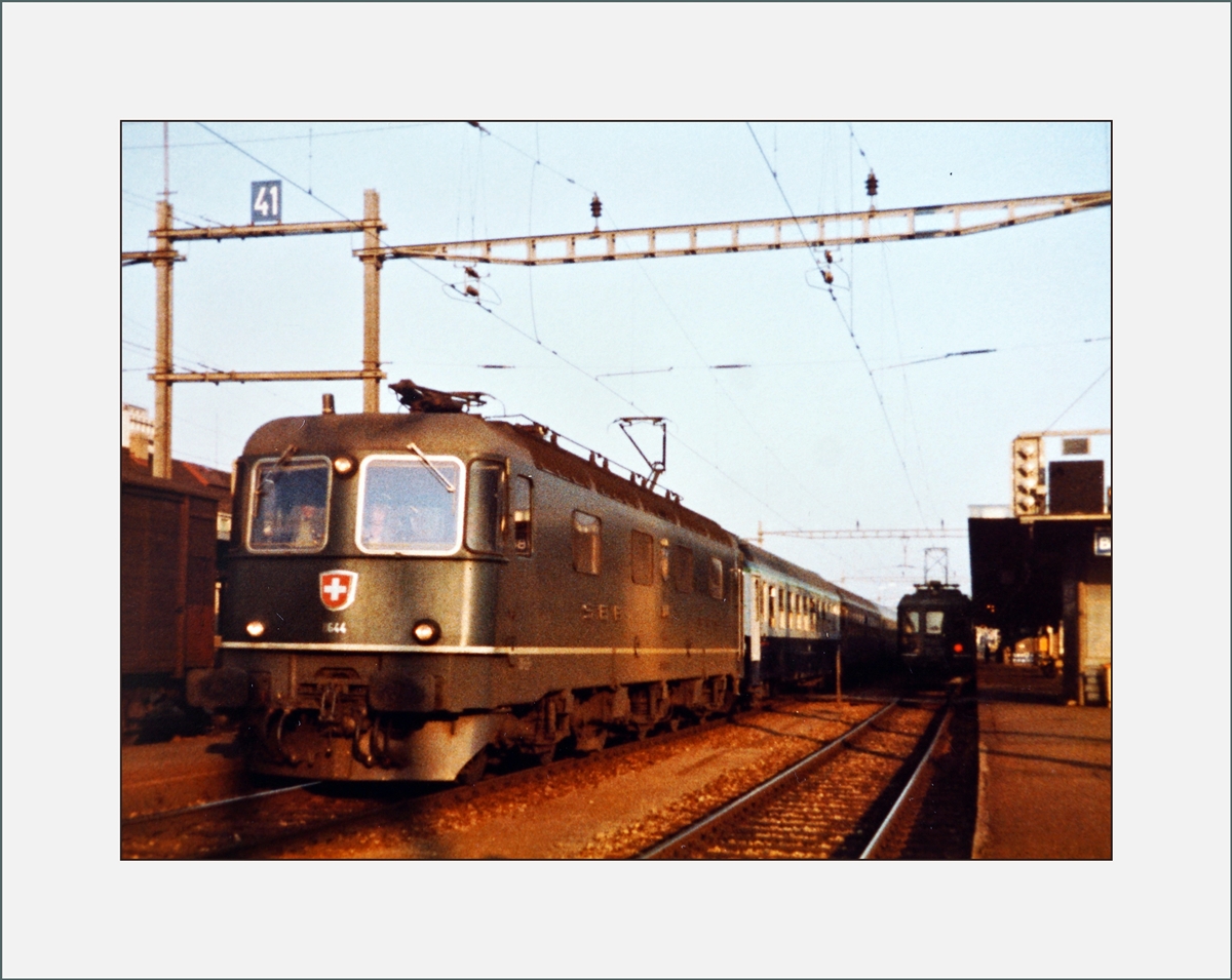 Die SBB Re 6/6 11644 wartet mit dem Hispania-Express (zwei SNCF Liegwagen sind im Bild zu erkennen) Hamburg /Dortmund - Basel - Genève- Port Bou auf die Abfahrt.

14. April 1984