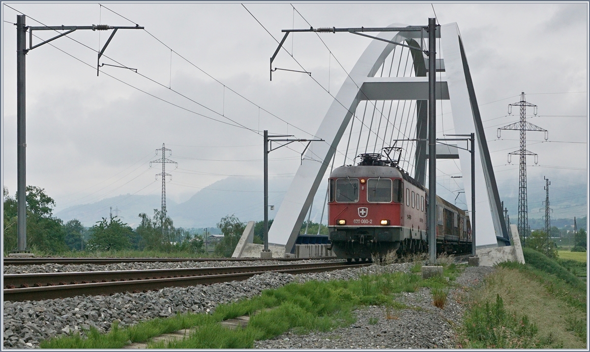 Die SBB Re 6/6 11680 (Re 620 080-2) berquert bei Massogex die Rhonebrcke .

14. Mai 2020