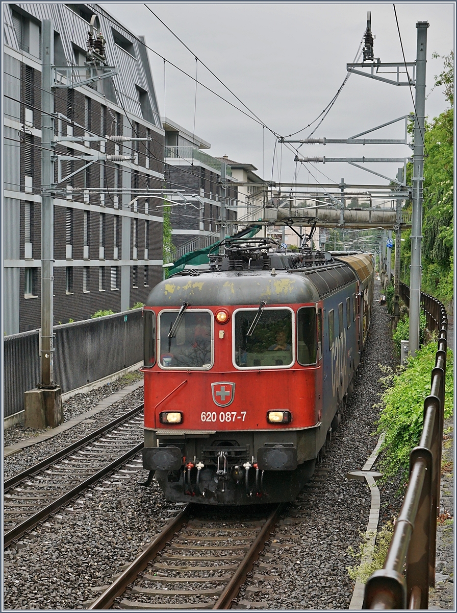 Die SBB Re 6/6 11687 (Re 620 087-7) ist mit einem Gterzug auf der Simplonlinie unterwegs und erreicht Montreux.

5. Mai 2020