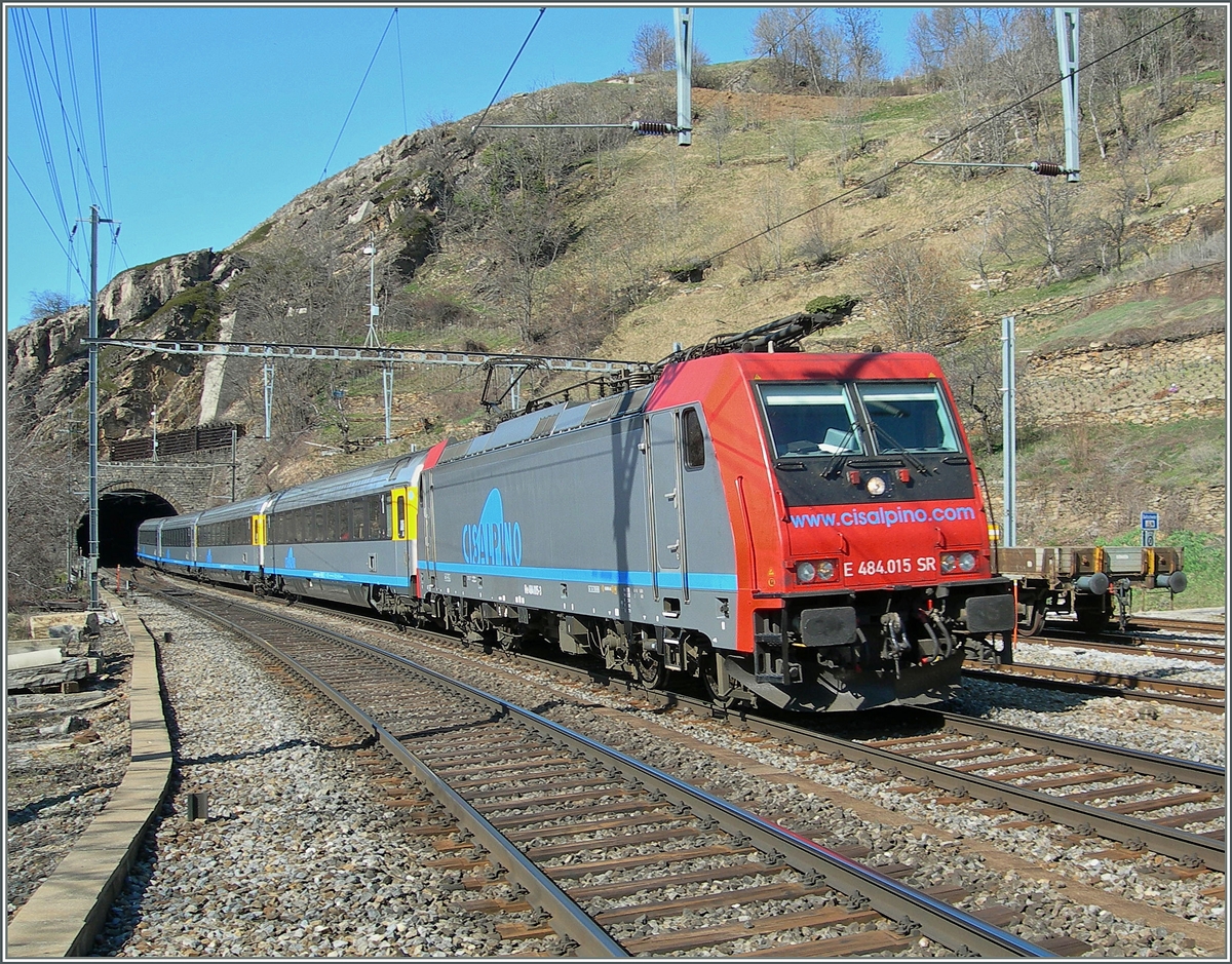 Die SBB Re 848 015 mit eienm CIS EC bei Ausserberg. (Lötschberg Südrampe)
16. März 2007