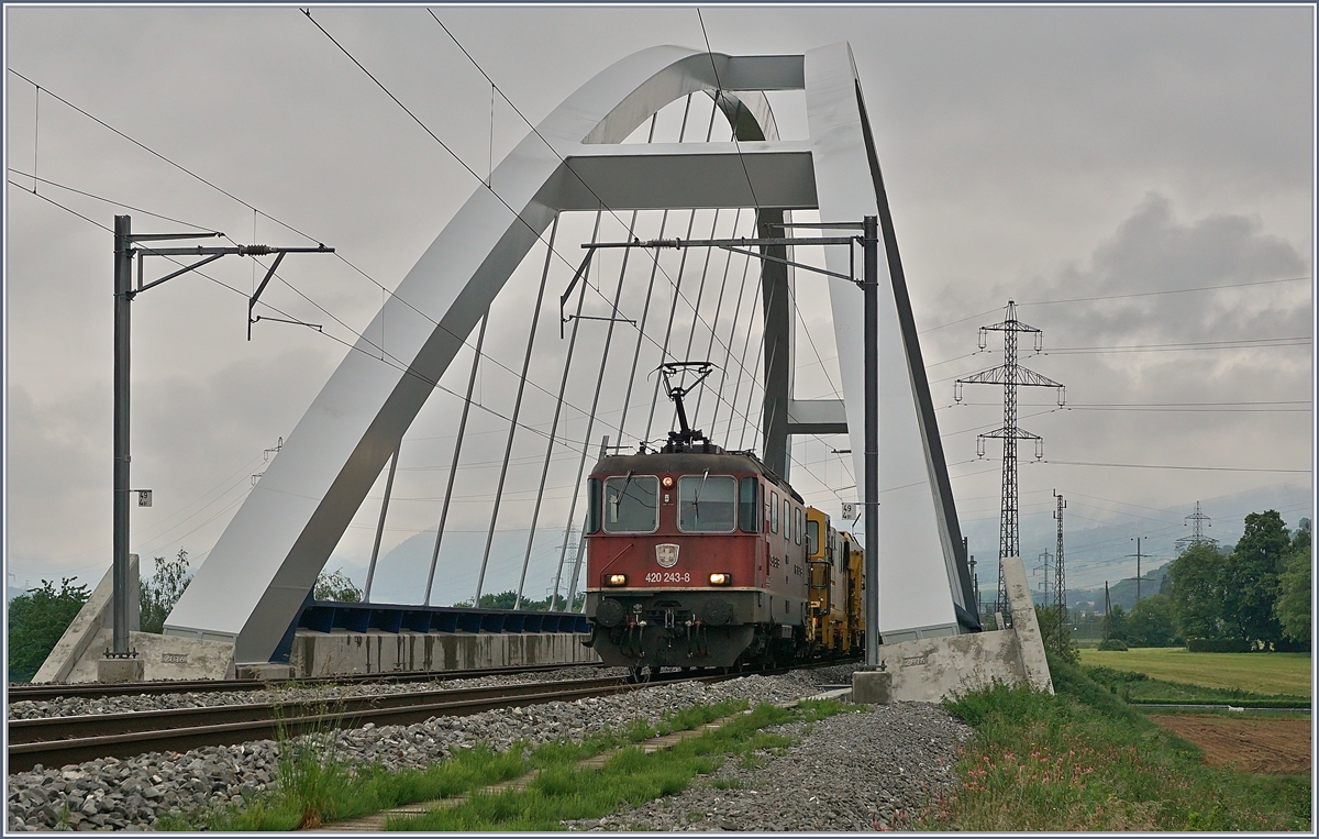 Die SBB Rohnebrücke zwischen St-Maurice und Bex von der Walliser Seite her gesehen mit der SBB Re 4/4 II 11243 mit einem Güterzg auf der Fahrt Richtung Wallis. 

14. Mai 2020