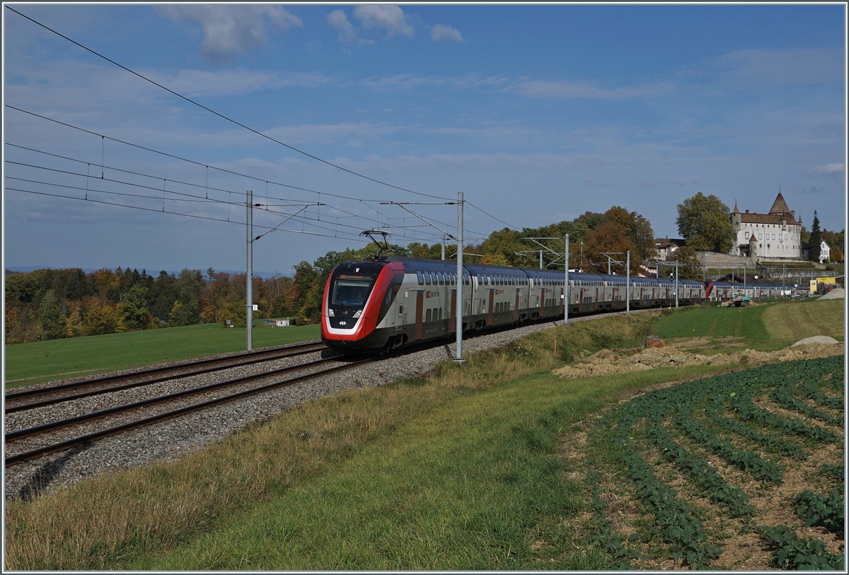 Die SBB  Twindexx  RABe 502 213-7 und RABDe 009-9 (Stadt St.Gallen) sind bei Oron auf der Fahrt nach Genève Aéroport. 

22. Okt. 2020