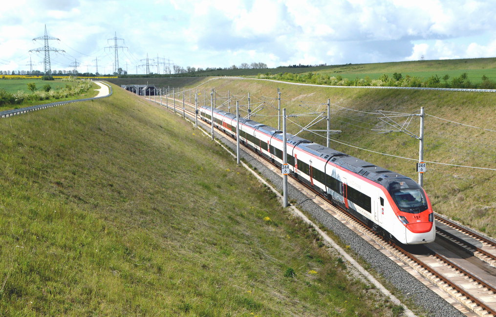 Die SBB war mit einem EC 250 (Stadler SMILE -  Schneller Mehrsystemf�higer Innovativer Leichter Expresszug) auf Testfahrten unterwegs. Bei der SBB bekam der Zug den �bernamen  Giruno . SBB RABe 501 008 verl�sst den Bibra Tunnel und �berquert gleich das Unstruttal in Richtung Leipzig. Wennungen, am 05.05.2020
