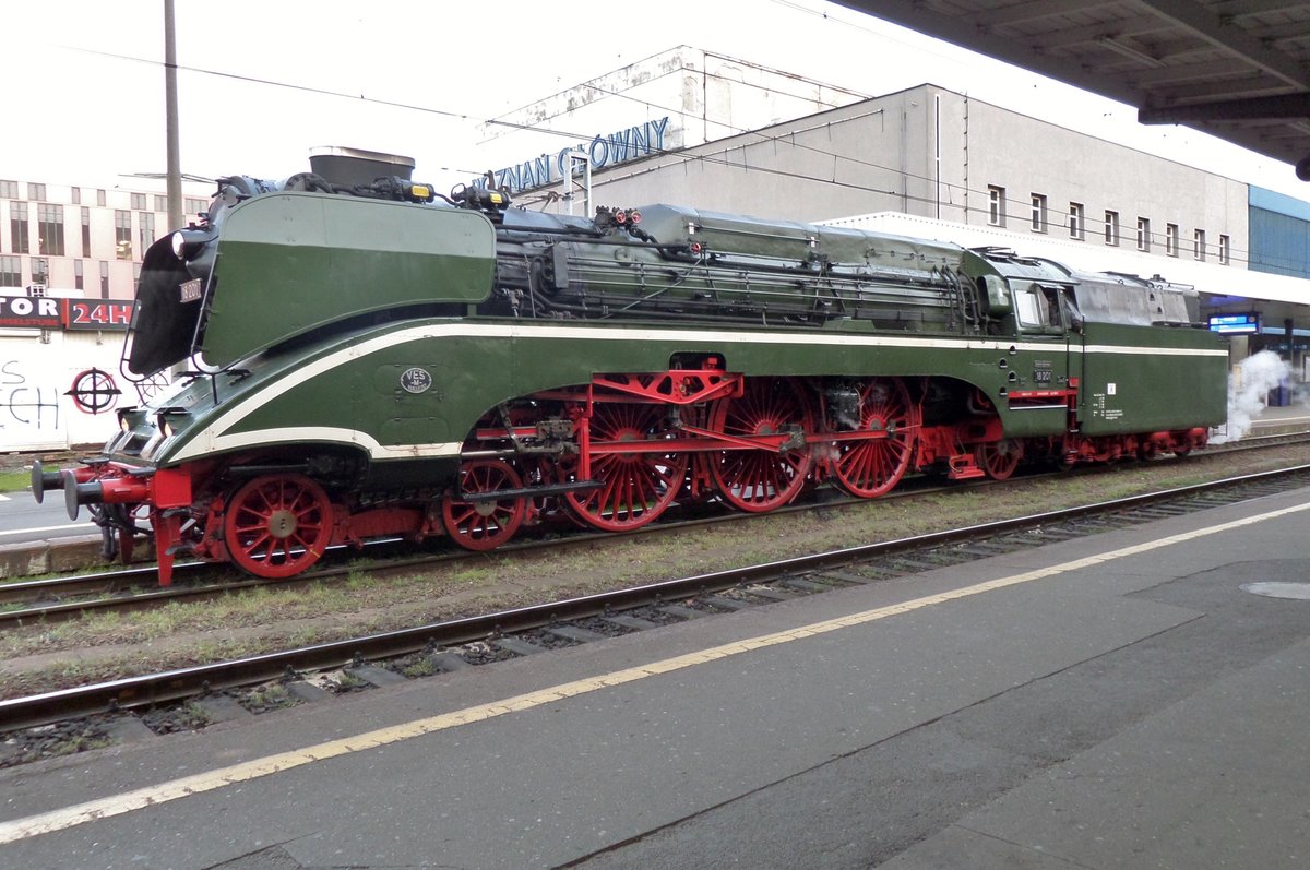 Die Schnelle von Halle (P) 18 201 steht am 30 April 2016 in Poznan Glowny.