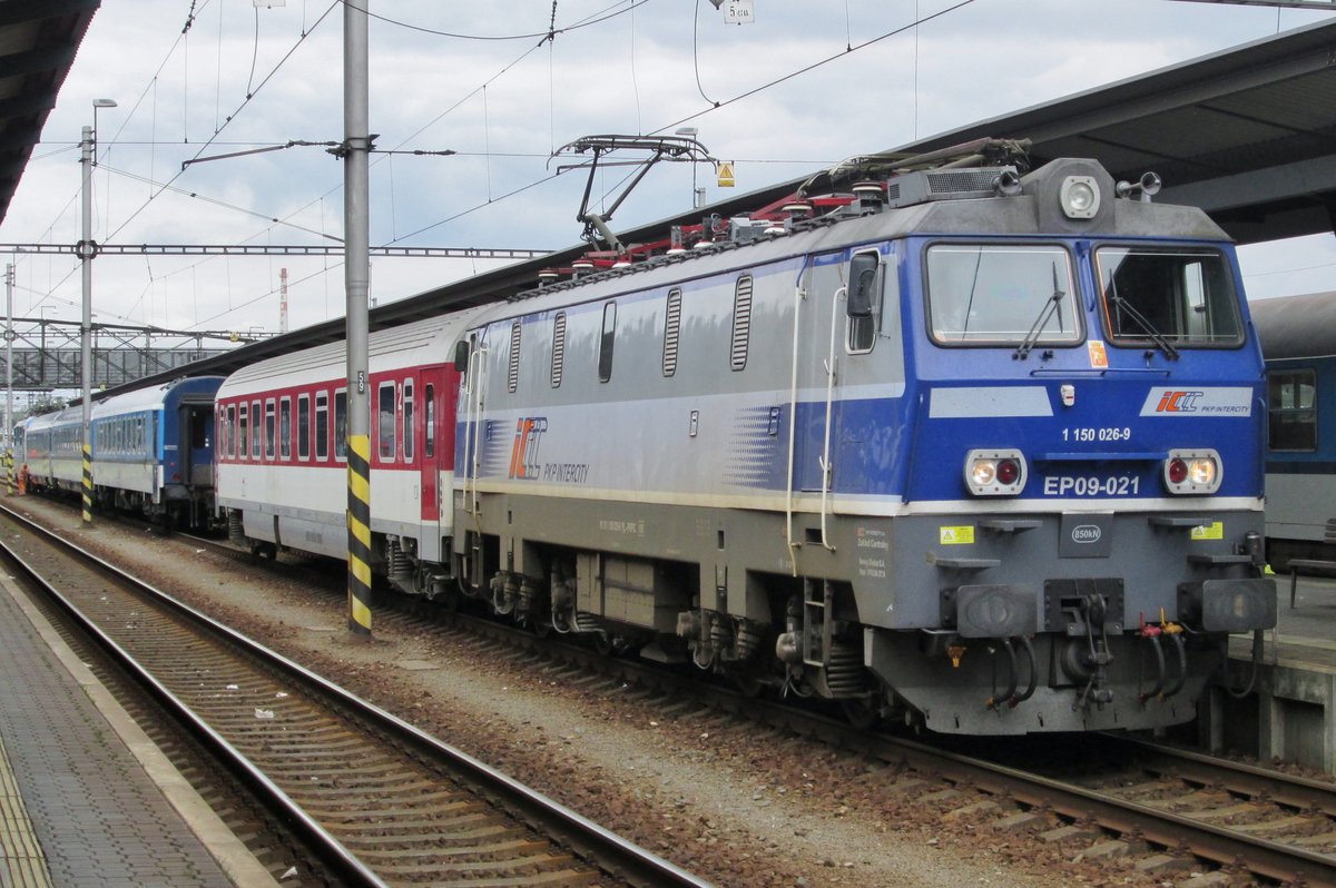 Die schnellste Rangierlok auf der Planet? PKP EP09-021 rangiert ein ZSSK-Wagen in Bohumin am 27 Mai 2015.