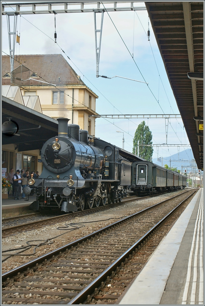 Die schne A 3/5 705 manvriert sich in Neuchatel an den Extrazug nach Murten.
25. Juni 2011