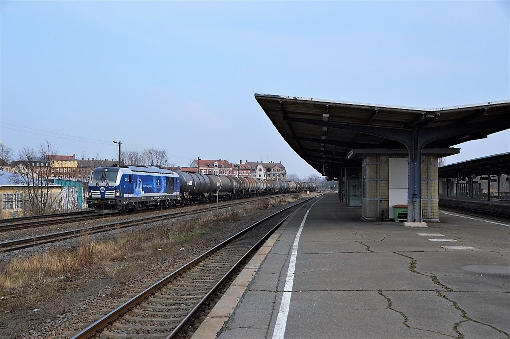  Die sch�ne Helena in Zeitz . Am 20.02.2018 hatte die InfraLeuna 251 (247 907-9  Helena ) einen Kesselwagenzug am Haken. Von Gro�korbetha ging es via Zeitz nach Gera. F�r die  Sch�ne  ging es nach kurzem Kreuzungshalt weiter nach Gera.